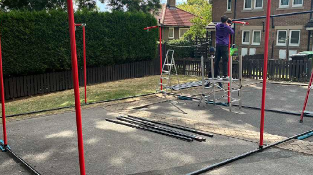 Boxing ring being put up for Yew Tree Close event